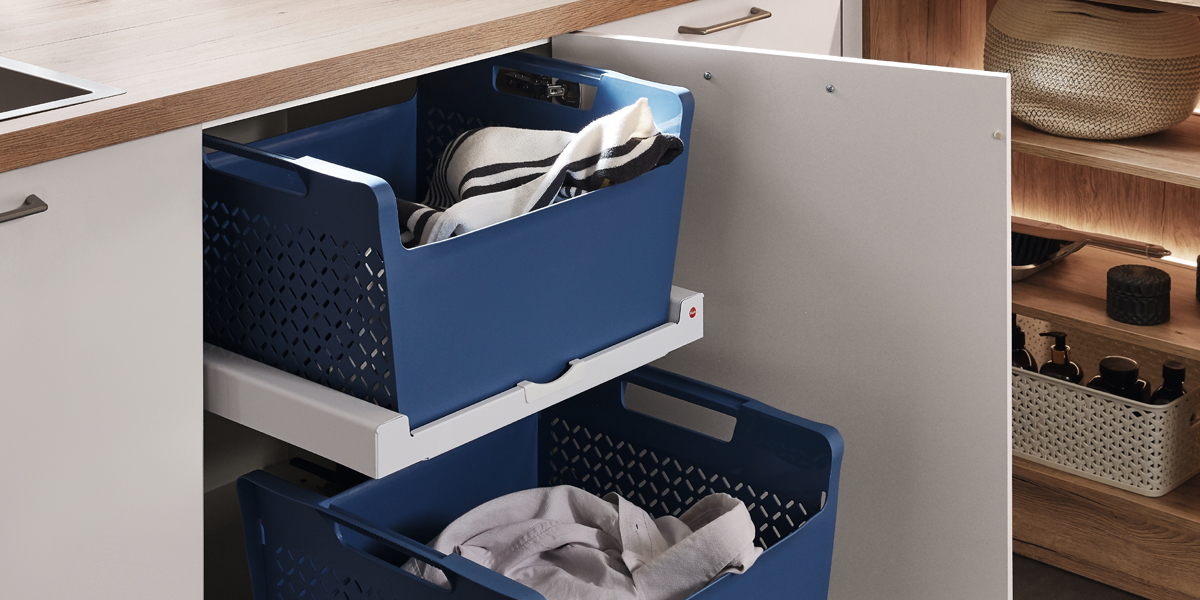 Ein clever geplanter Hauswirtschaftsraum sorgt für maximale Effizienz und Ordnung im Alltag. Durch maßgeschneiderte Lösungen hat jedes Utensil seinen festen Platz, und alles ist griffbereit organisiert. So bleibt der Raum nicht nur aufgeräumt, sondern auch funktional. Praktische Ablagen, Hängesysteme und durchdachte Stauraummöglichkeiten machen den Hauswirtschaftsraum zu einem echten Alltagshelfer.