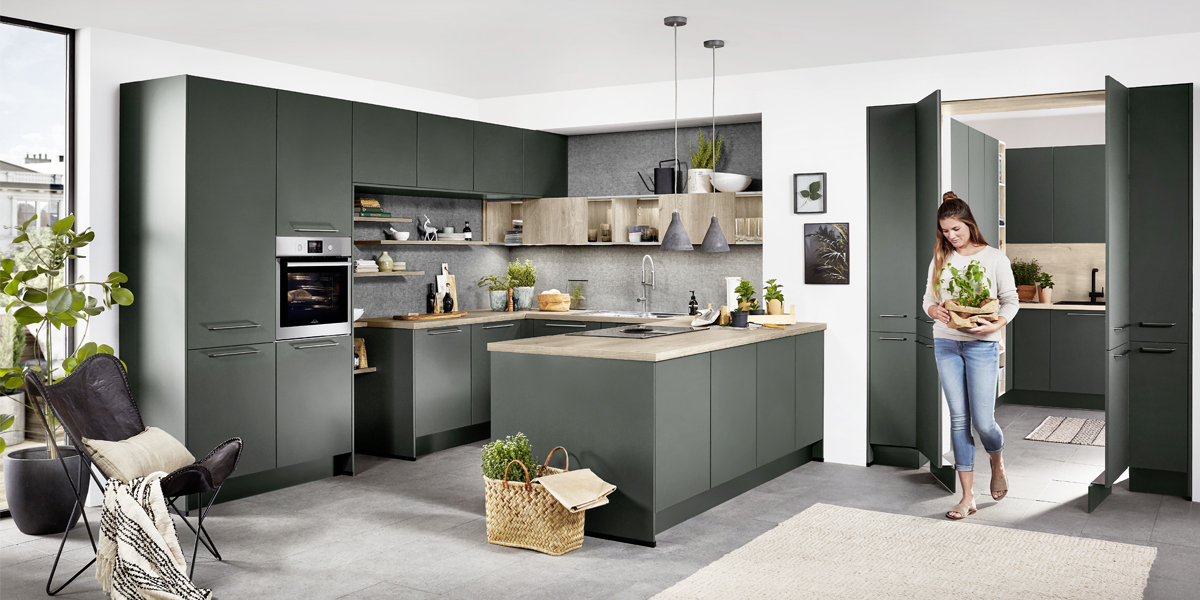 Mit den vielfältigen Materialien, Dekoren und Farben unseres  vielseitigen Möbelsystems lassen sich (fast) alle Wohnräume in einheitlichem Look gestalten: vom offenen Wohnzimmer bis zur Garderobe. Das ist nicht nur trendy, sondern zugleich auch extrem praktisch, wie unser Beispiel aus der Hauswirtschaft zeigt. Für Vorräte, Waschmaschine oder Putzutensilien, bislang oft in den Keller verbannt, gibt es speziell konzipierte Schränke. Sie bilden eine optische Einheit mit Küchen- und Wohnmöbeln und bieten ein äußerst durchdachtes, ergonomisches Innenleben. 