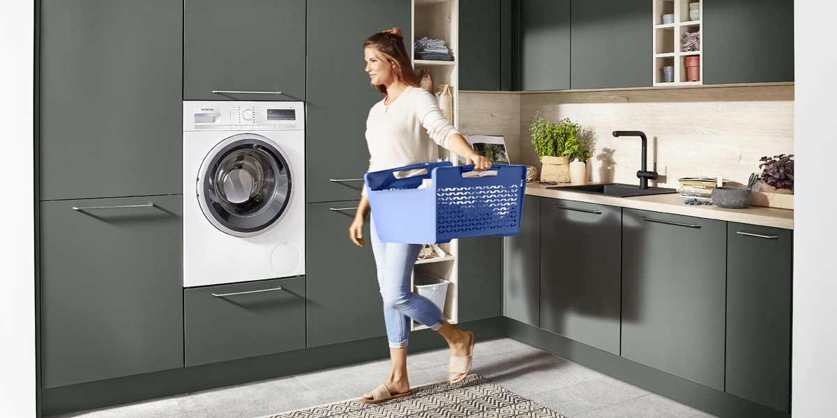 Mit den vielfältigen Materialien, Dekoren und Farben unseres  vielseitigen Möbelsystems lassen sich (fast) alle Wohnräume in einheitlichem Look gestalten: vom offenen Wohnzimmer bis zur Garderobe. Das ist nicht nur trendy, sondern zugleich auch extrem praktisch, wie unser Beispiel aus der Hauswirtschaft zeigt. Für Vorräte, Waschmaschine oder Putzutensilien, bislang oft in den Keller verbannt, gibt es speziell konzipierte Schränke. Sie bilden eine optische Einheit mit Küchen- und Wohnmöbeln und bieten ein äußerst durchdachtes, ergonomisches Innenleben. 
