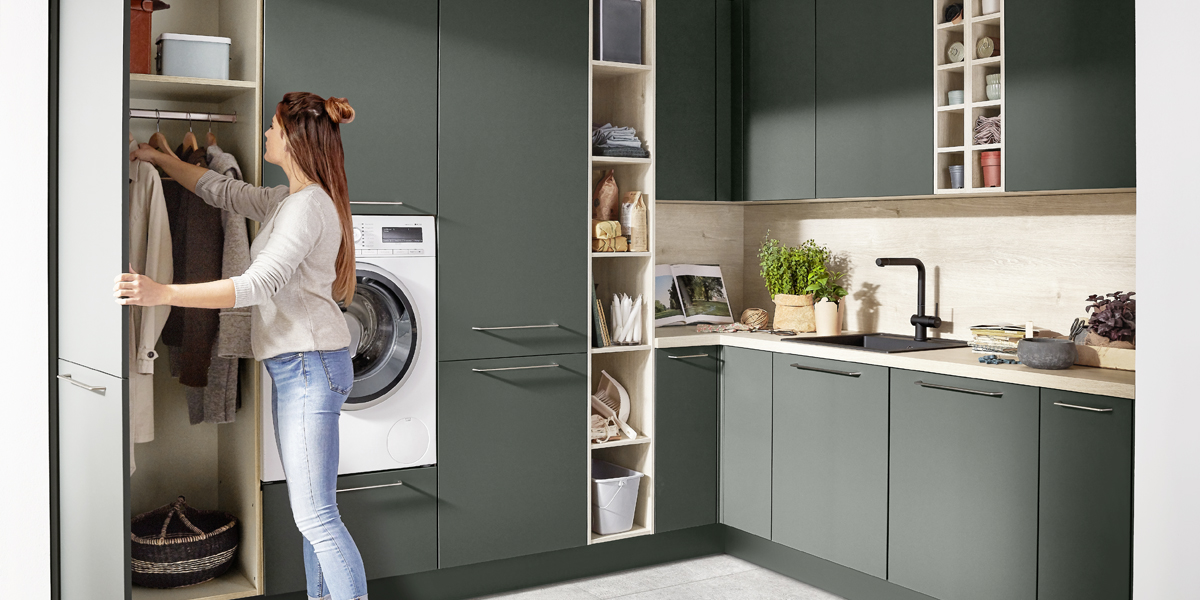 Mit den vielfältigen Materialien, Dekoren und Farben unseres  vielseitigen Möbelsystems lassen sich (fast) alle Wohnräume in einheitlichem Look gestalten: vom offenen Wohnzimmer bis zur Garderobe. Das ist nicht nur trendy, sondern zugleich auch extrem praktisch, wie unser Beispiel aus der Hauswirtschaft zeigt. Für Vorräte, Waschmaschine oder Putzutensilien, bislang oft in den Keller verbannt, gibt es speziell konzipierte Schränke. Sie bilden eine optische Einheit mit Küchen- und Wohnmöbeln und bieten ein äußerst durchdachtes, ergonomisches Innenleben. 