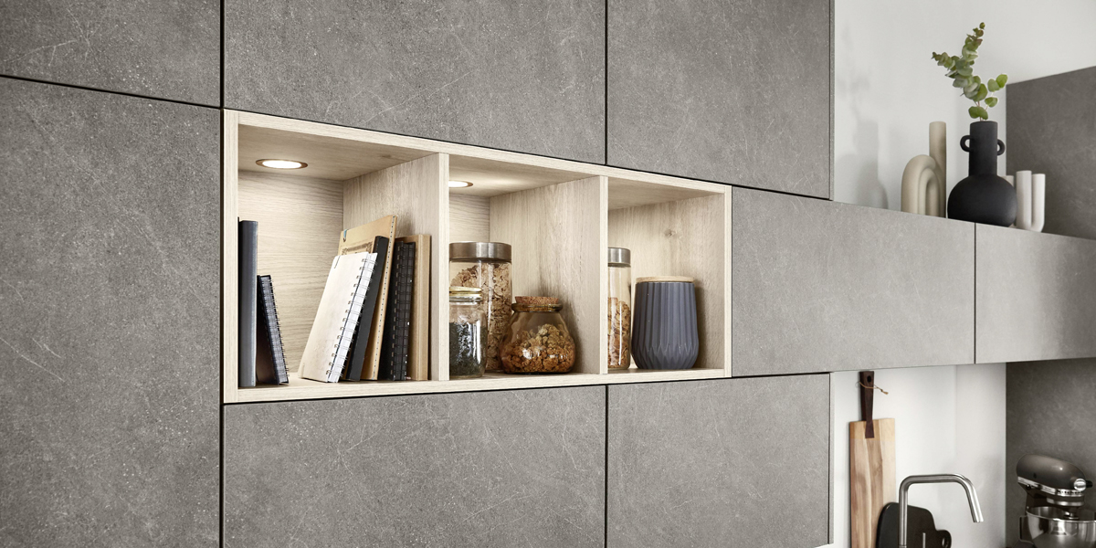 Beton-Dekore für Küchenfronten und Arbeitsplatten gibt es in verschiedenen Farbtönen   von Weißbeton über grau und schiefergrau bis Schwarz-Beton. Vielfältig kombinierbar sind alle Beton-Oberflächen: mit Materialien wie Holz, Glas und Stahl oder farbigen Accessoires ergeben sich bei der Küchengestaltung unzählige Varianten.