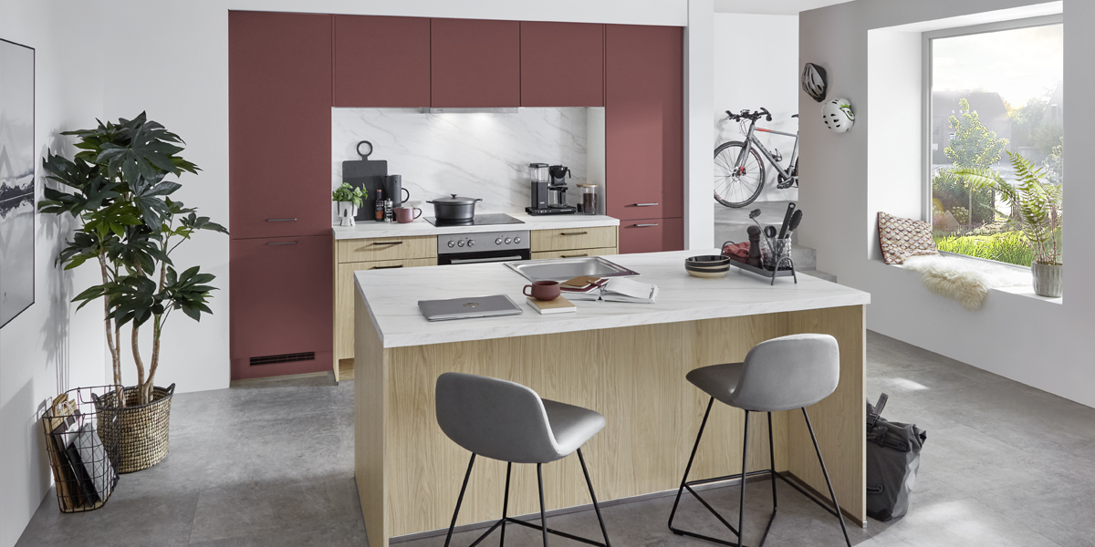 Rund um die Kochinsel trifft man sich   zum Kochen, Diskutieren und Genießen. Hier wird guter Geschmack nicht nur serviert, sondern auch gelebt. Die Inselküche verbindet Funktionalität mit Geselligkeit und schafft einen Raum, in dem man mittendrin statt nur dabei ist. Wer seine Küche als kommunikativen Mittelpunkt versteht, wird dieses Konzept lieben: offen, einladend und voller Atmosphäre.