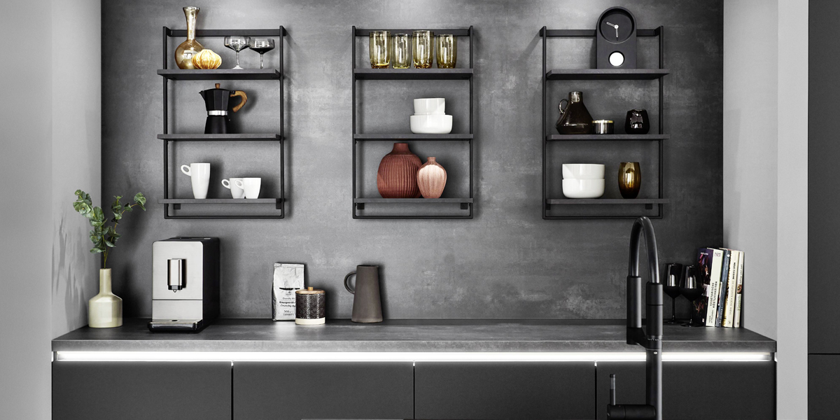 Beton-Dekore für Küchenfronten und Arbeitsplatten gibt es in verschiedenen Farbtönen   von Weißbeton über grau und schiefergrau bis Schwarz-Beton. Vielfältig kombinierbar sind alle Beton-Oberflächen: mit Materialien wie Holz, Glas und Stahl oder farbigen Accessoires ergeben sich bei der Küchengestaltung unzählige Varianten.