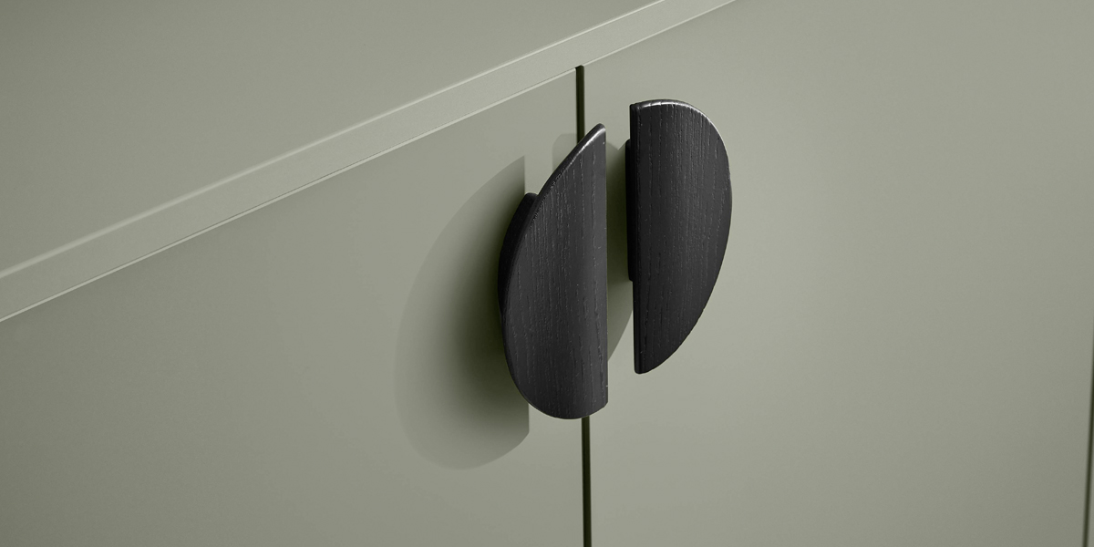 Küchengriffe gehören neben den Fronten und der Arbeitsplatte zu den wichtigsten Gestaltungsmitteln einer Küche. Bei uns finden Sie eine große Auswahl an Farben, Formen und Materialien, kommen Sie vorbei uns lassen Sie sich von unseren Experten beraten. Wir zeigen Ihnen, welche Möglichkeiten Sie bei der haben und wo die Unterschiede liegen.