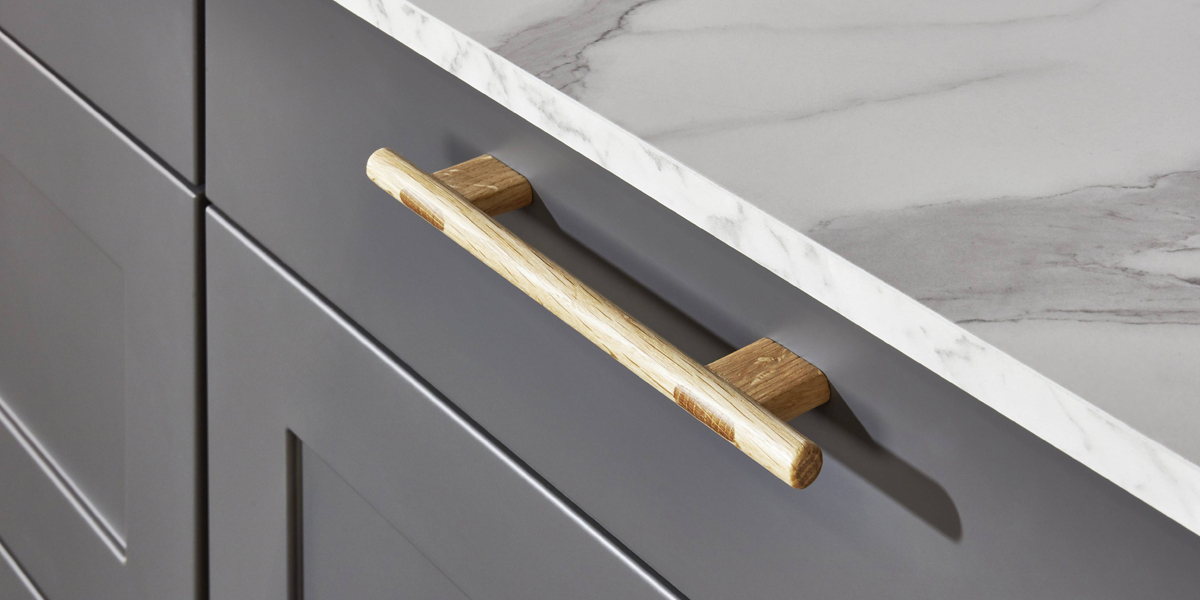 Küchengriffe gehören neben den Fronten und der Arbeitsplatte zu den wichtigsten Gestaltungsmitteln einer Küche. Bei uns finden Sie eine große Auswahl an Farben, Formen und Materialien, kommen Sie vorbei uns lassen Sie sich von unseren Experten beraten. Wir zeigen Ihnen, welche Möglichkeiten Sie bei der haben und wo die Unterschiede liegen.
