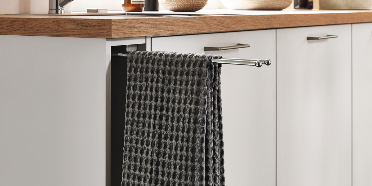 Ein clever geplanter Hauswirtschaftsraum sorgt für maximale Effizienz und Ordnung im Alltag. Durch maßgeschneiderte Lösungen hat jedes Utensil seinen festen Platz, und alles ist griffbereit organisiert. So bleibt der Raum nicht nur aufgeräumt, sondern auch funktional. Praktische Ablagen, Hängesysteme und durchdachte Stauraummöglichkeiten machen den Hauswirtschaftsraum zu einem echten Alltagshelfer.